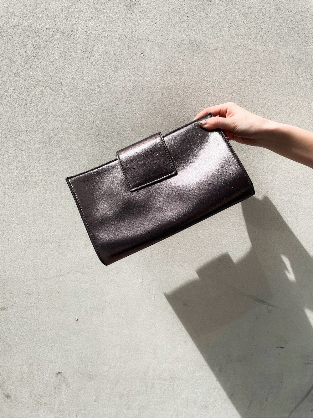 その他のその他シューズ、グリーン系のドレス、その他のハンドバッグを着用したレディースの春コーディネートの6枚目の写真