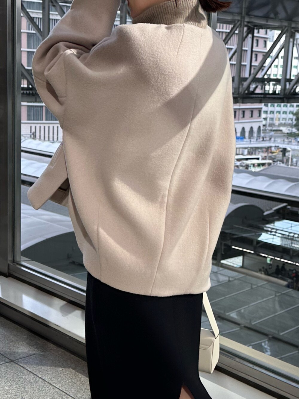 ベージュ系のショルダーバッグ、ベージュ系のノーカラージャケット、ベージュ系のニット/セーターを着用したレディースの冬コーディネートの8枚目の写真