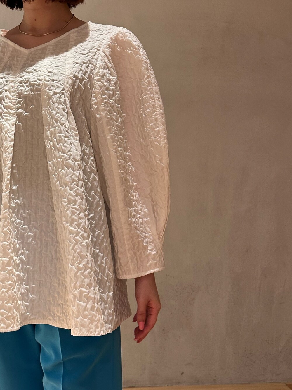 ホワイト系のシャツ/ブラウス、ブルー系のその他パンツを着用したレディースの春コーディネートの6枚目の写真