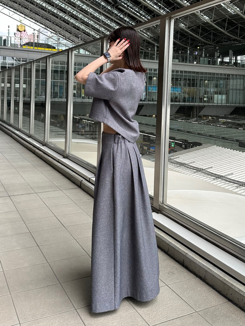 グレー系のシャツ/ブラウス、グレー系のスカートを着用したレディースの夏コーディネートの3枚目の写真