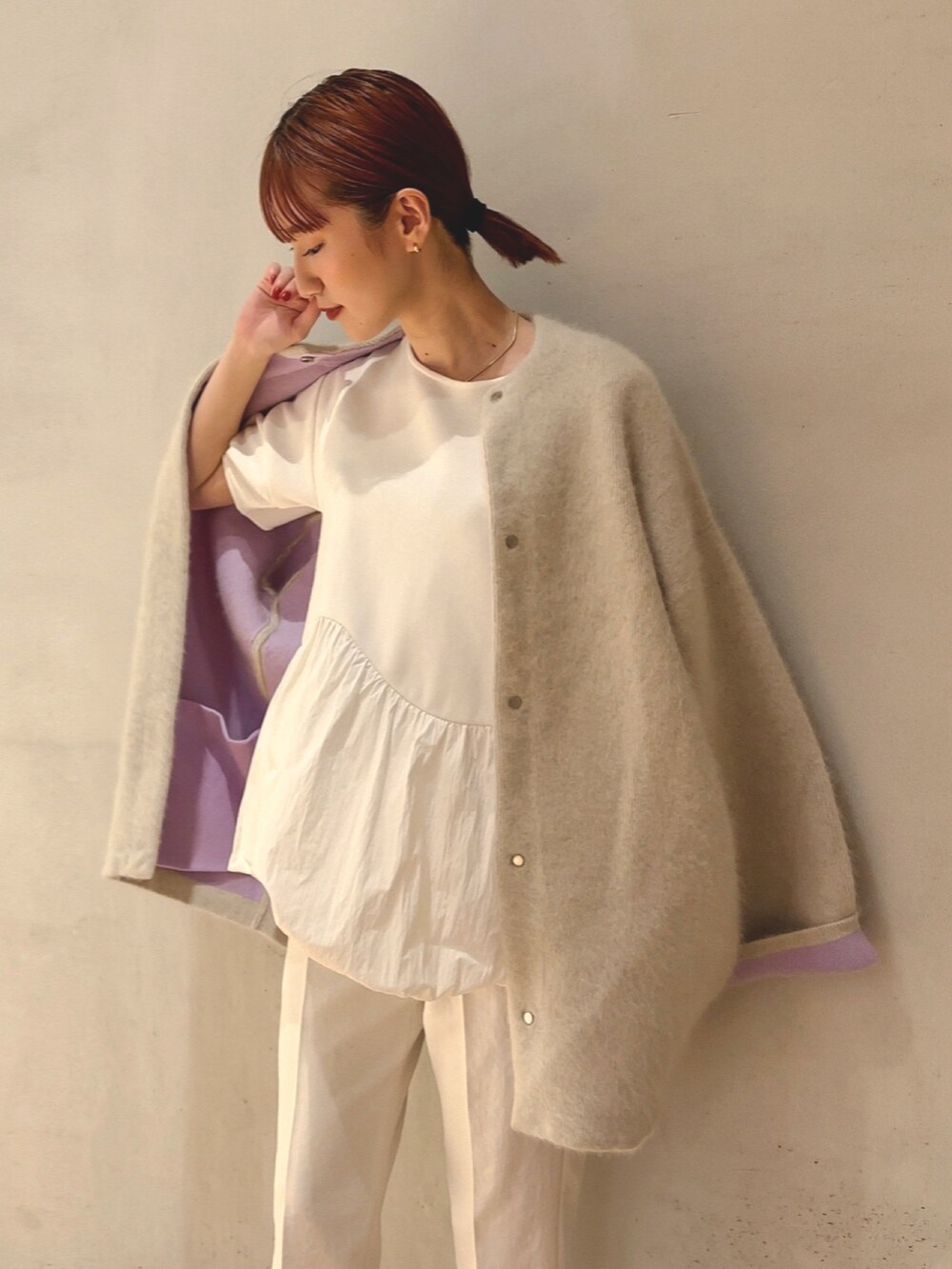 ホワイト系のTシャツ/カットソー、ホワイト系のノーカラージャケット、ホワイト系のその他パンツを着用したレディースの夏コーディネートの3枚目の写真