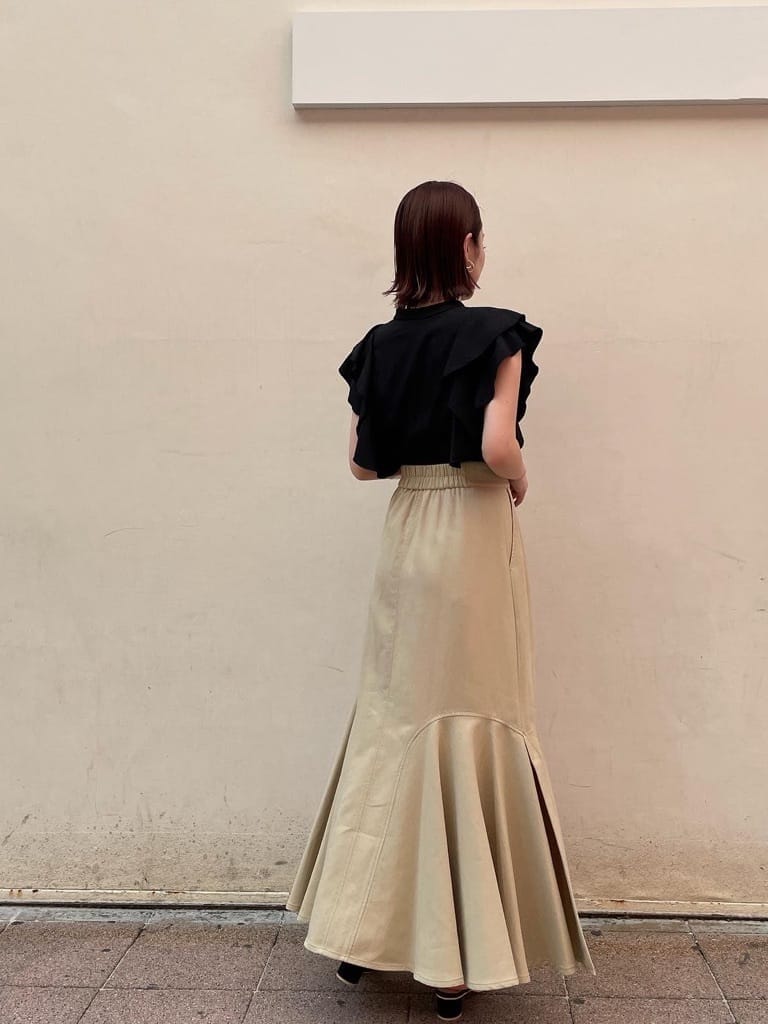 ブラック系のサンダル、ブラック系のシャツ/ブラウス、ベージュ系のスカートを着用したレディースの夏コーディネートの6枚目の写真