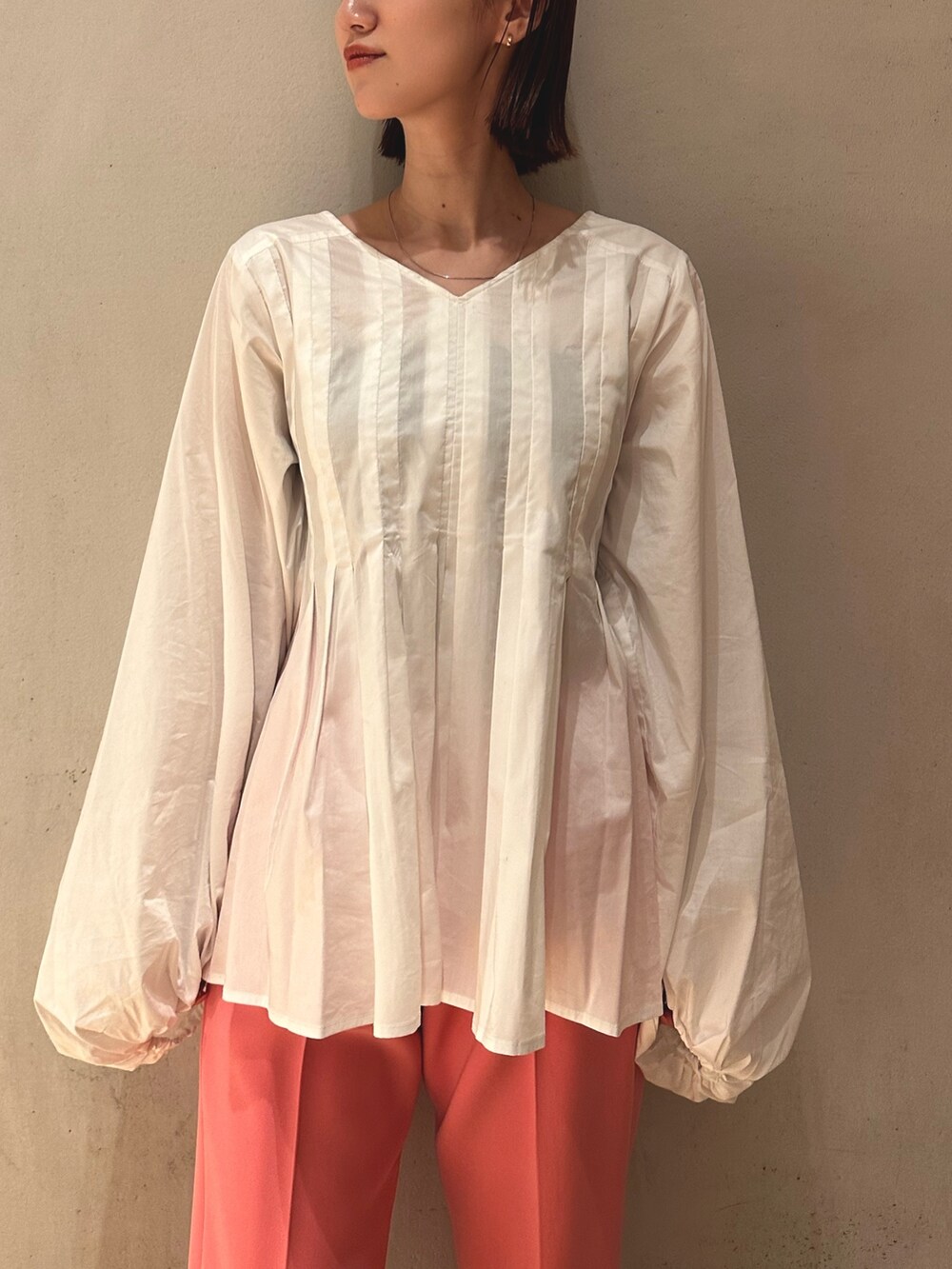 ブラック系のスニーカー、ピンク系のその他パンツ、ホワイト系のシャツ/ブラウスを着用したレディースの秋コーディネートの5枚目の写真