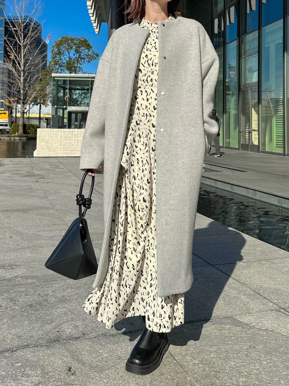 ブラック系のハンドバッグ、その他のワンピース、パープル系のストール/ショールを着用したレディースの冬コーディネートの4枚目の写真