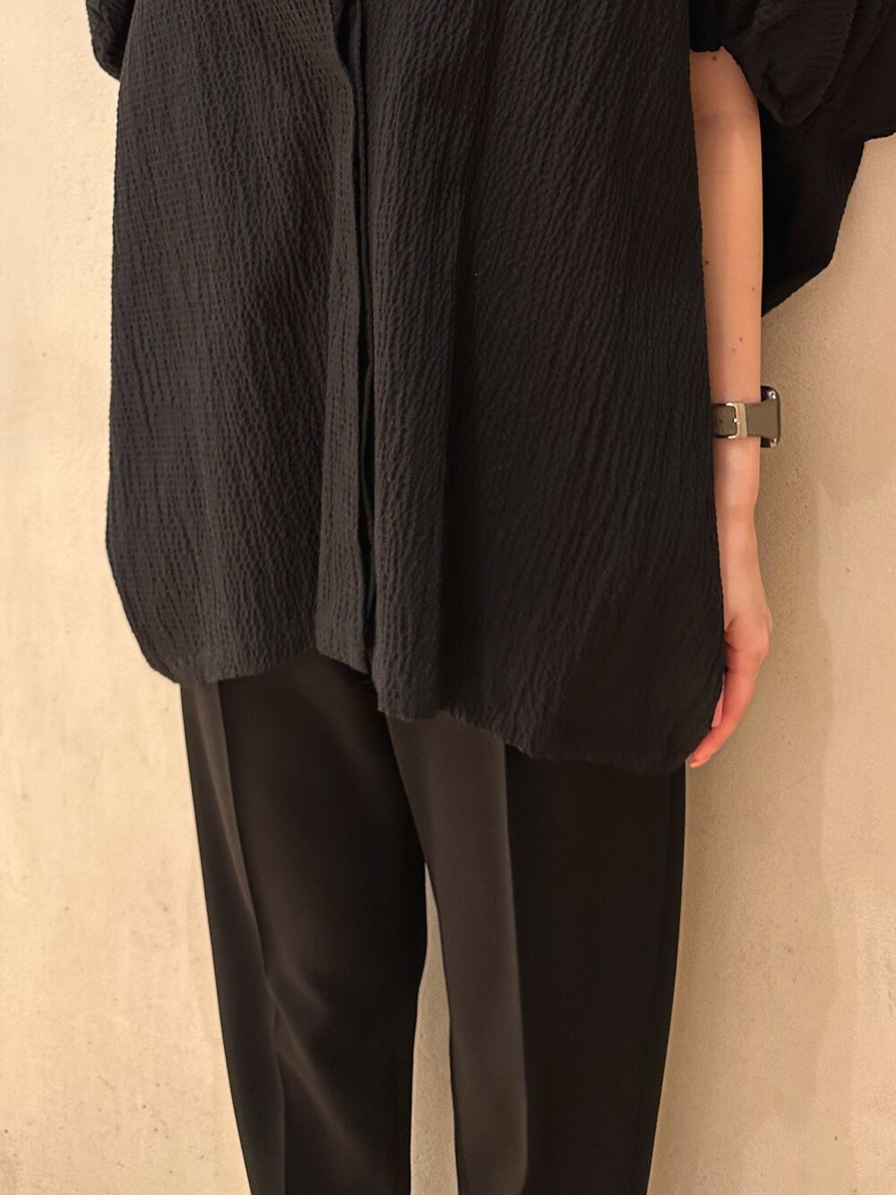 ブラック系のその他パンツ、ブラック系のサンダル、ブラック系のシャツ/ブラウスを着用したレディースの春コーディネートの6枚目の写真