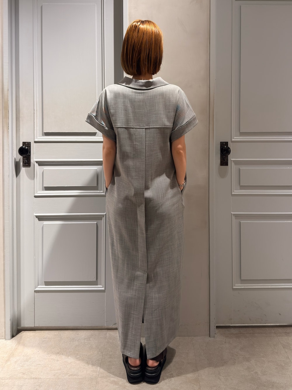 グレー系のワンピース、ブラウン系のサンダルを着用したレディースの春コーディネートの3枚目の写真