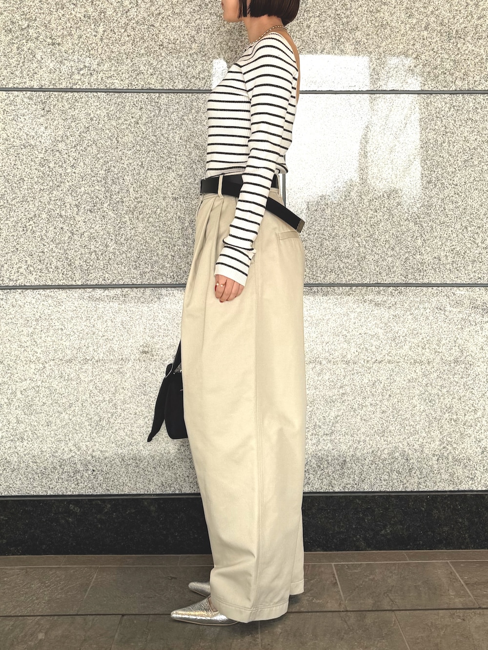 ホワイト系のその他パンツ、ブラック系のハンドバッグ、その他のニット/セーターを着用したレディースの春コーディネートの7枚目の写真