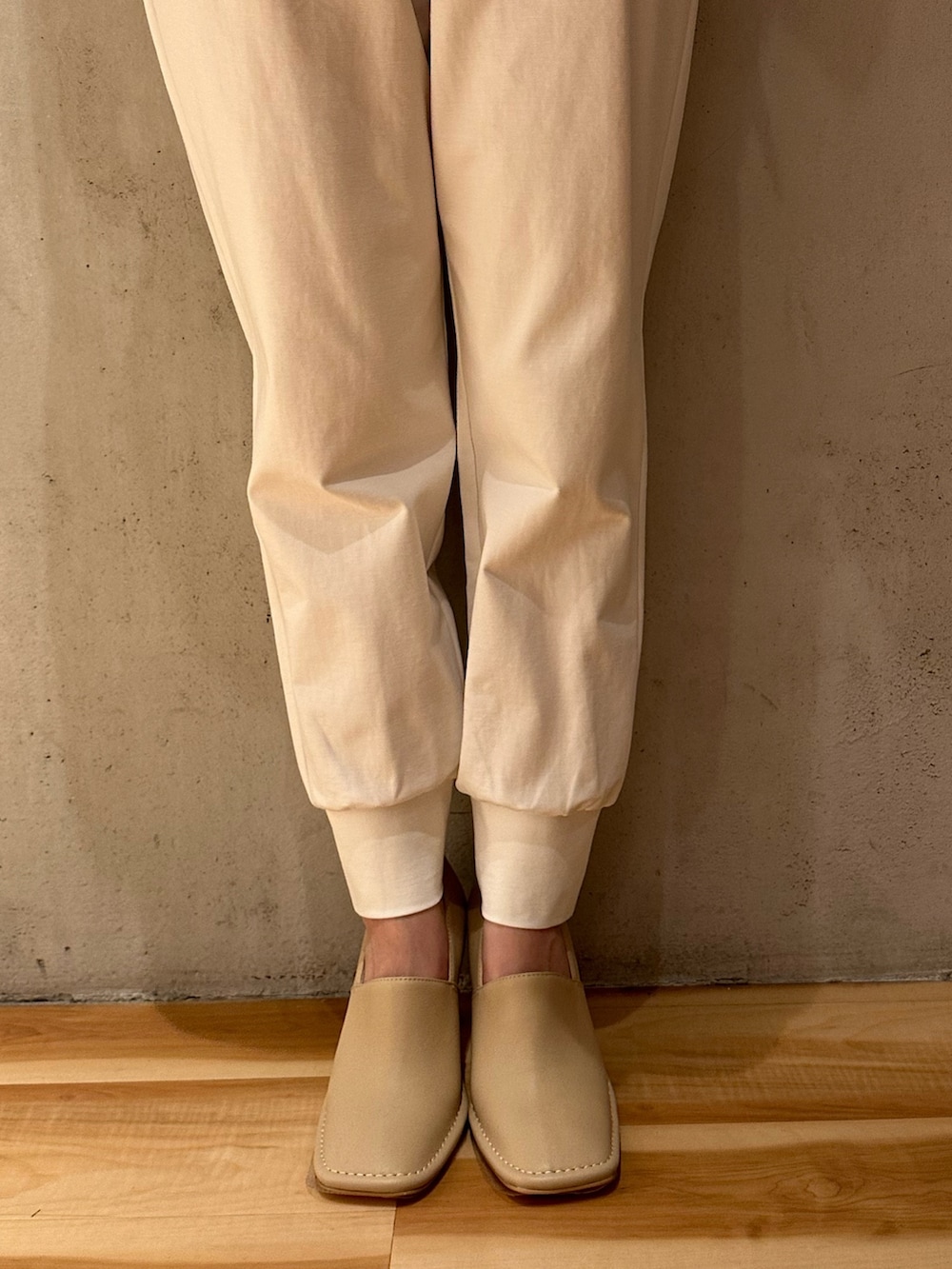 ベージュ系のブーティ、ホワイト系のシャツ/ブラウス、ブラック系のショルダーバッグを着用したレディースの夏コーディネートの6枚目の写真