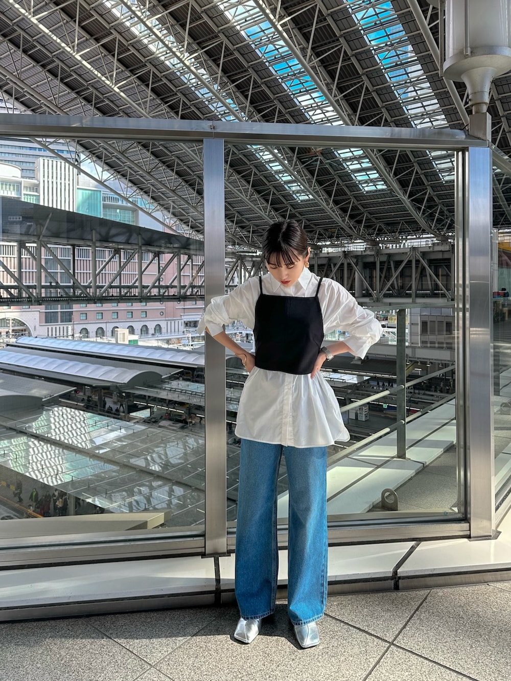 ブルー系のデニムジャケット、ブルー系のデニムパンツ、シルバー系のパンプスを着用したレディースの冬コーディネートの4枚目の写真