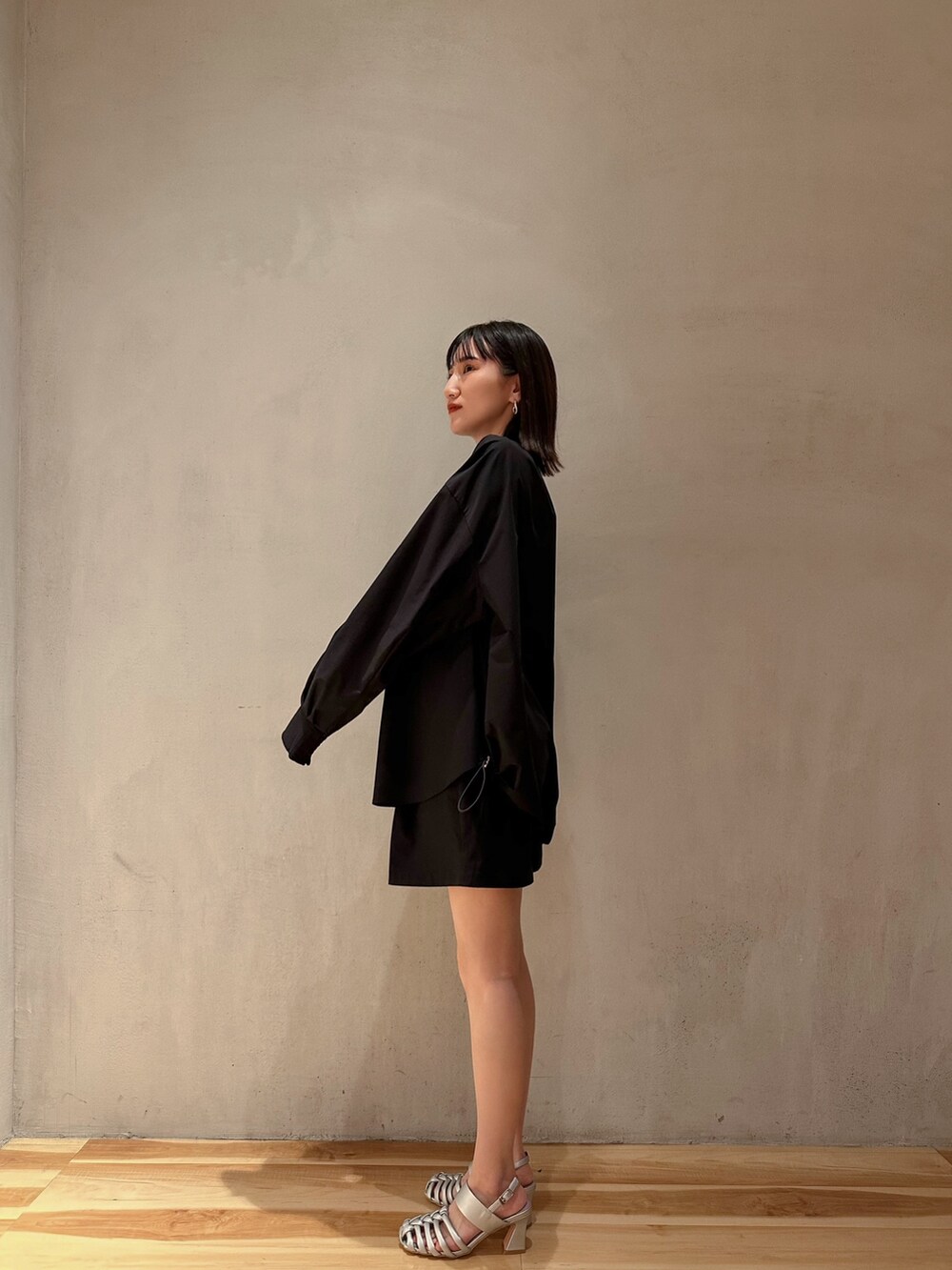 ブラック系のシャツ/ブラウス、ブラック系のその他パンツ、ブラック系のキャミソールを着用したレディースの冬コーディネートの2枚目の写真