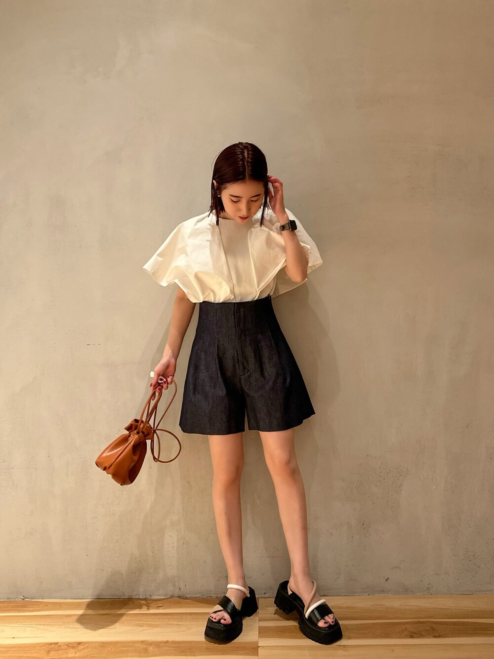 ホワイト系のTシャツ/カットソー、ブルー系のその他パンツ、ブルー系のテーラードジャケットを着用したレディースの春コーディネートの8枚目の写真