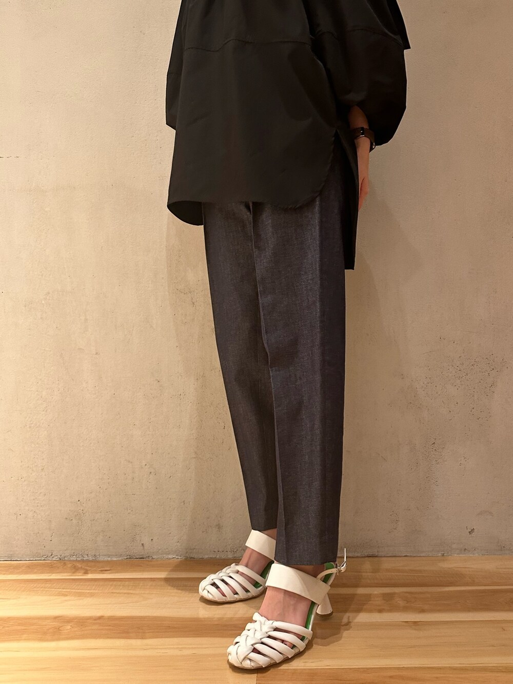 ブラック系のシャツ/ブラウス、ブルー系のその他パンツ、ホワイト系のサンダルを着用したレディースの冬コーディネートの6枚目の写真