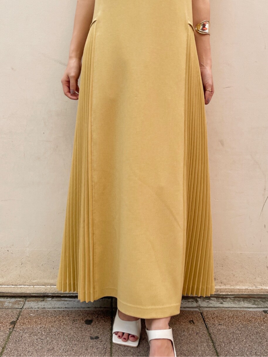 ホワイト系のサンダル、イエロー系のワンピース、ブラック系のTシャツ/カットソーを着用したレディースの春コーディネートの6枚目の写真