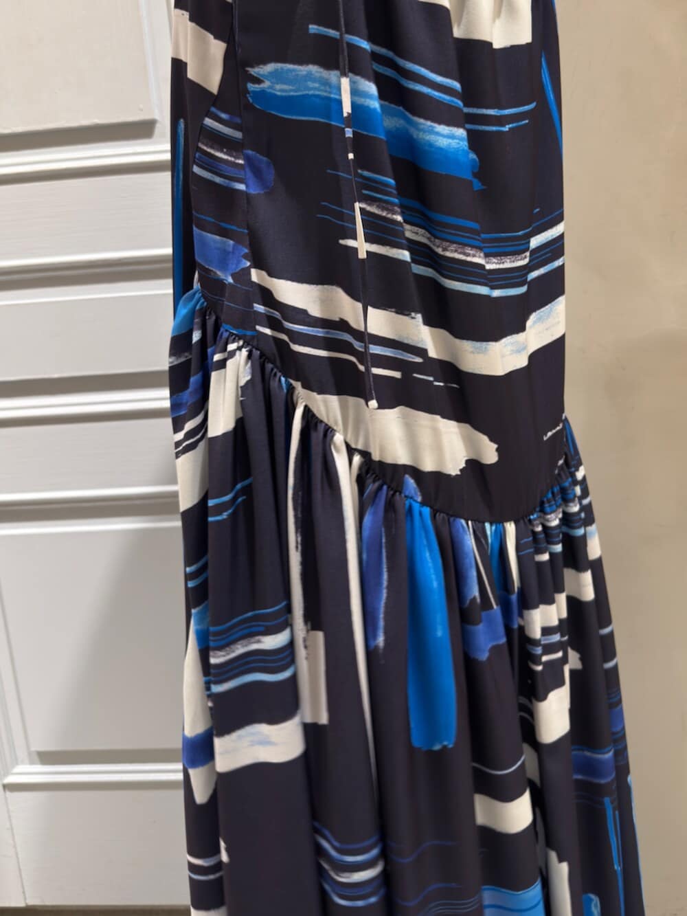 シルバー系のパンプス、ブルー系のワンピースを着用したレディースの冬コーディネートの7枚目の写真