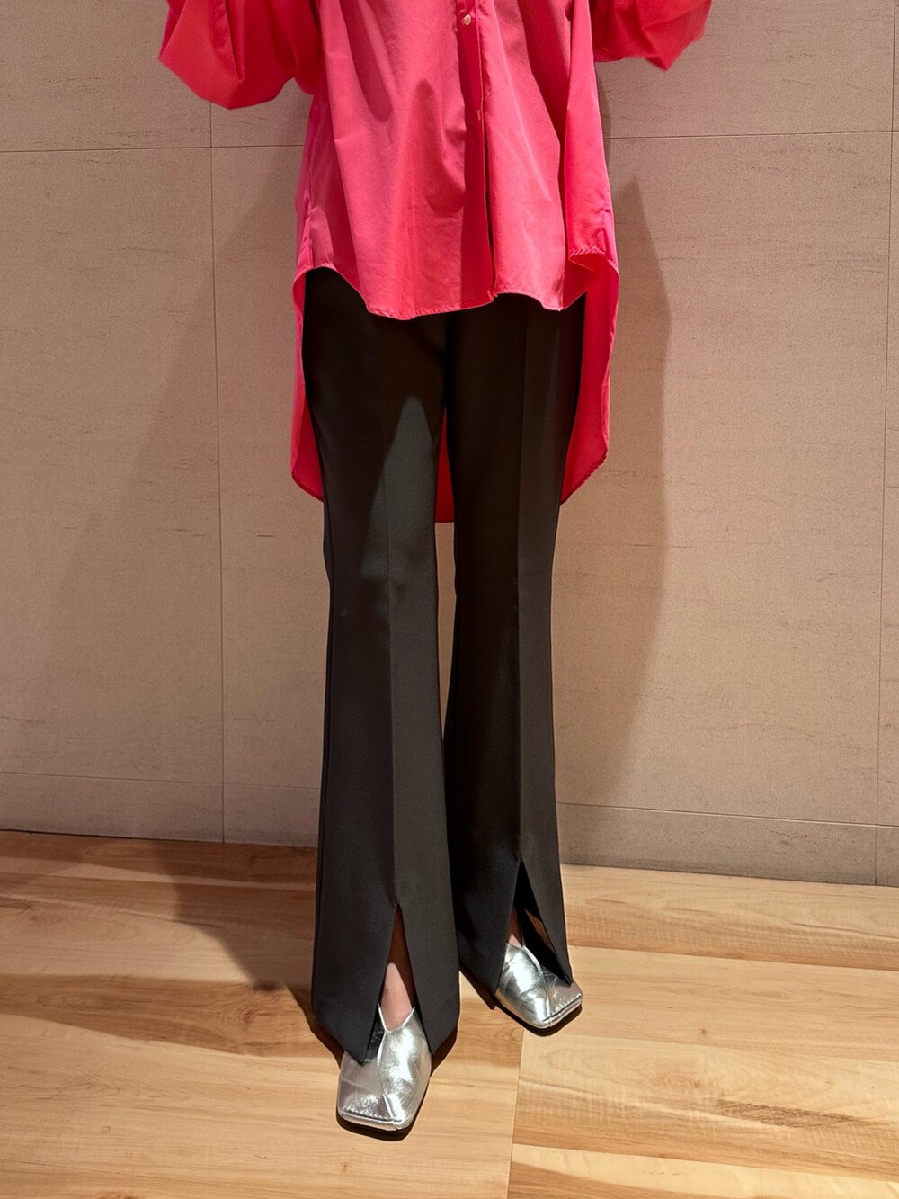 ピンク系のシャツ/ブラウス、シルバー系のパンプス、ブラック系のショルダーバッグを着用したレディースの春コーディネートの6枚目の写真