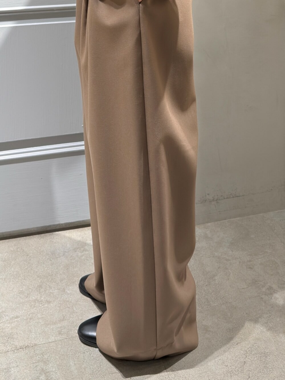 ベージュ系のブルゾン、ブラウン系のその他パンツを着用したレディースの冬コーディネートの8枚目の写真