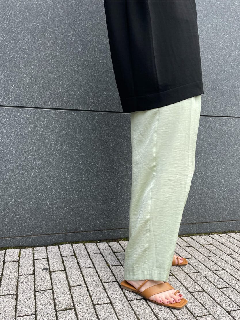 グリーン系のその他パンツ、ブラック系のニット/セーター、シルバー系のネックレスを着用したレディースの夏コーディネートの5枚目の写真