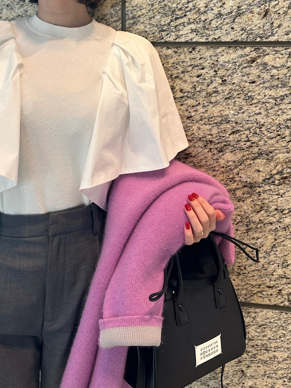 ホワイト系のニット/セーター、パープル系のノーカラージャケット、グレー系のその他パンツを着用したレディースの冬コーディネートの7枚目の写真