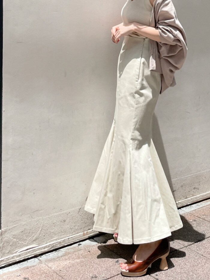 ブラウン系のパンプス、ホワイト系のスカート、ホワイト系のTシャツ/カットソーを着用したレディースの夏コーディネートの3枚目の写真