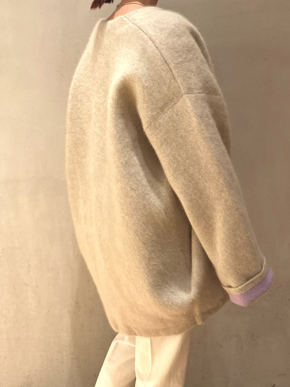 ホワイト系のTシャツ/カットソー、ホワイト系のノーカラージャケット、ホワイト系のその他パンツを着用したレディースの夏コーディネートの6枚目の写真