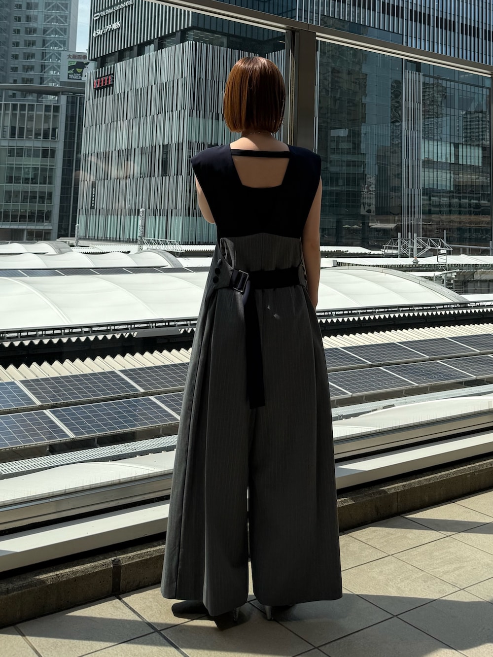 グレー系のつなぎ/オールインワン、シルバー系のサンダルを着用したレディースの夏コーディネートの3枚目の写真