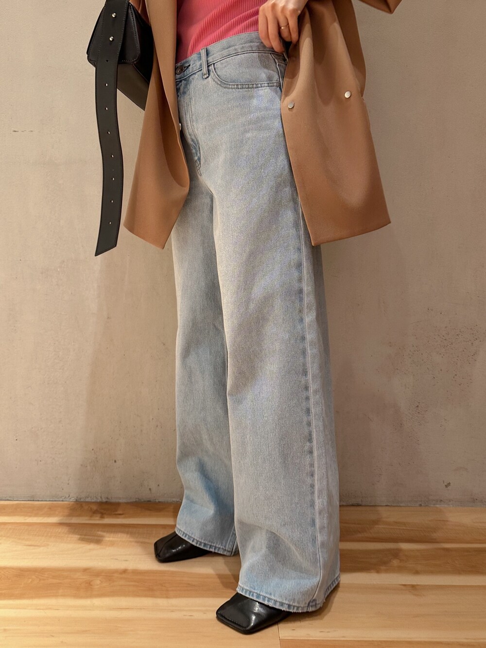 ブルー系のデニムパンツ、ブラック系のパンプス、ブラック系のショルダーバッグを着用したレディースの冬コーディネートの8枚目の写真