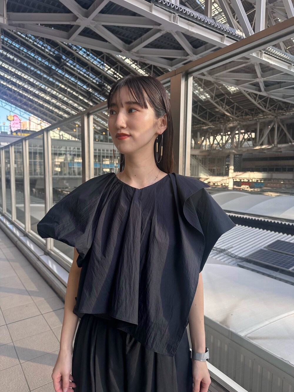 ブラック系のシャツ/ブラウス、ブラック系のキャミソール、その他のサンダルを着用したレディースの春コーディネートの7枚目の写真