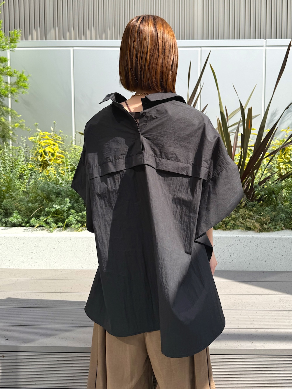 ブラック系のシャツ/ブラウス、ベージュ系のつなぎ/オールインワン、ホワイト系のサンダルを着用したレディースの春コーディネートの7枚目の写真