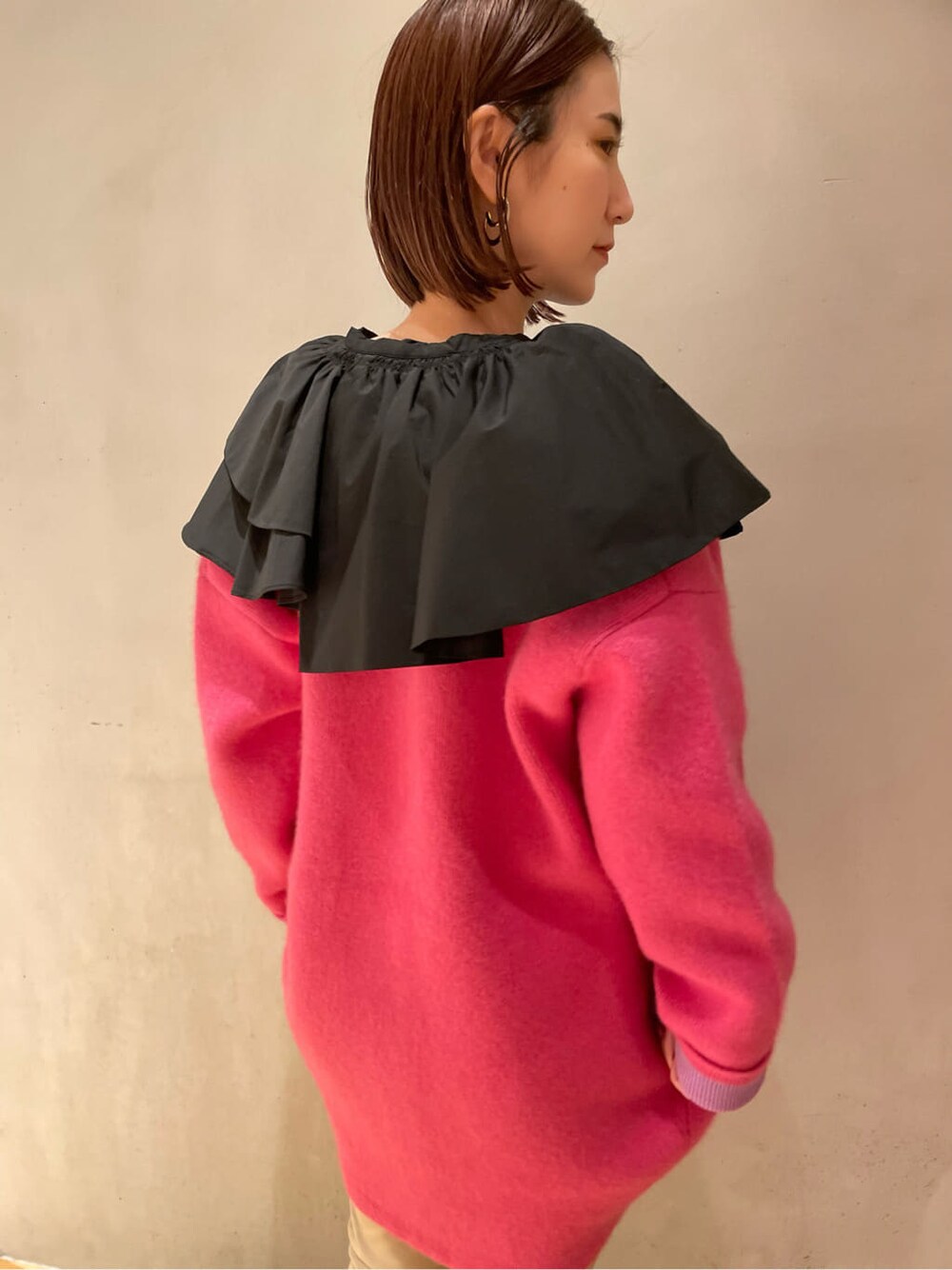 ベージュ系のその他パンツ、ピンク系のカーディガン/ボレロ、ブルー系のスニーカーを着用したレディースの秋コーディネートの8枚目の写真