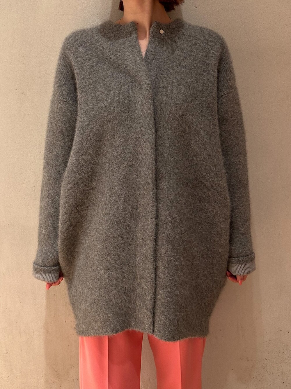 ホワイト系のシャツ/ブラウス、ピンク系のその他パンツ、ブラック系のスニーカーを着用したレディースの秋コーディネートの5枚目の写真