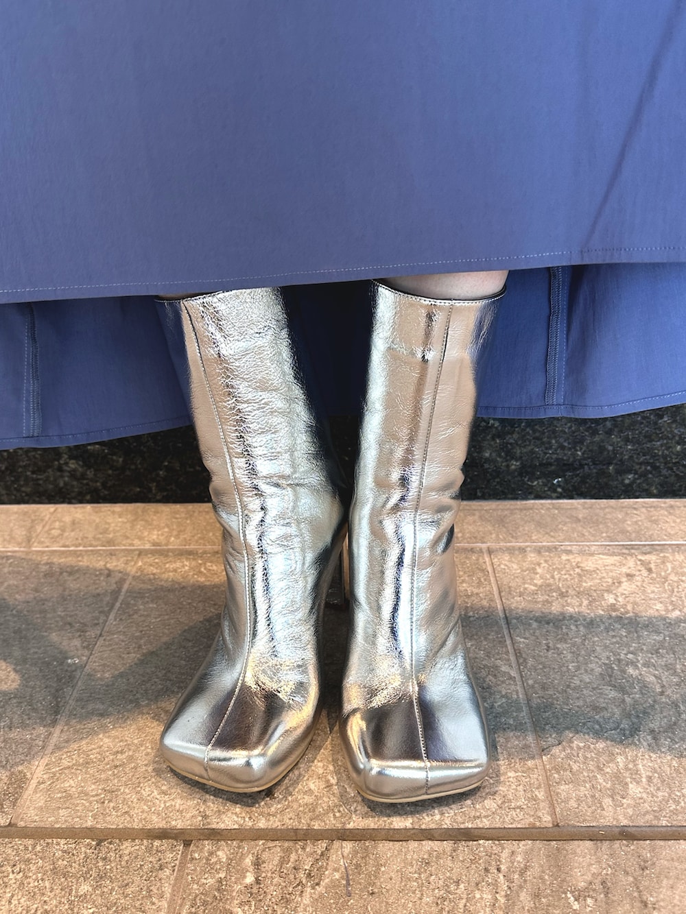 シルバー系のブーツ、ブルー系のワンピースを着用したレディースの夏コーディネートの9枚目の写真