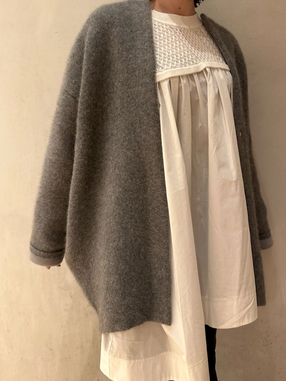 ブラック系のブーツ、ホワイト系のシャツ/ブラウス、グレー系のカーディガン/ボレロを着用したレディースの夏コーディネートの3枚目の写真