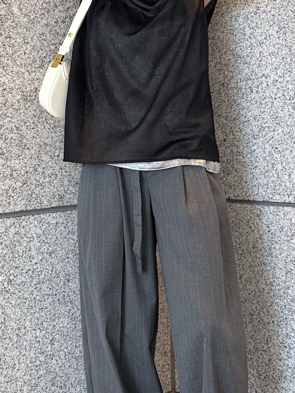 グレー系のその他パンツ、ブラック系のシャツ/ブラウス、ブラック系のサンダルを着用したレディースの夏コーディネートの10枚目の写真