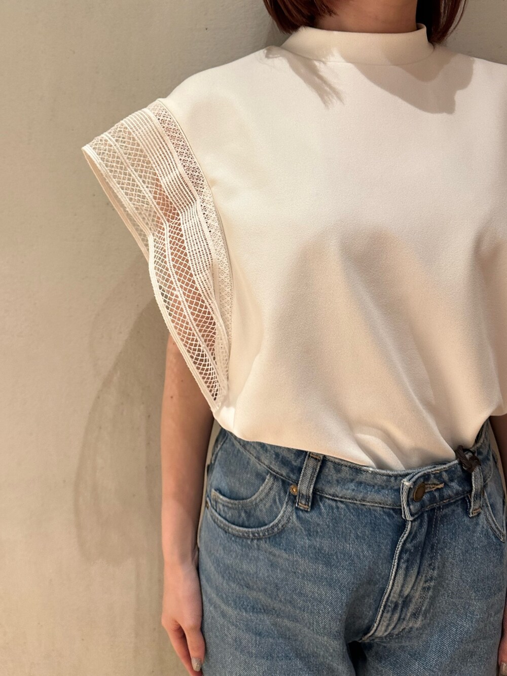 ホワイト系のTシャツ/カットソー、ブラック系のサンダル、ゴールド系のピアス（両耳用）を着用したレディースの夏コーディネートの5枚目の写真