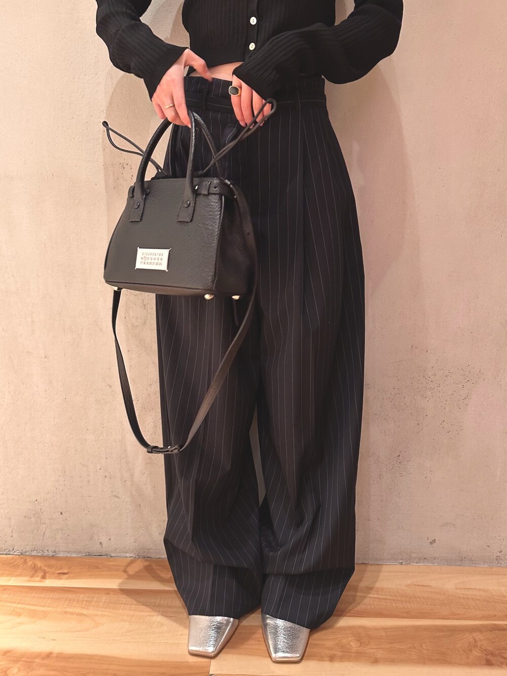 ブラック系のカーディガン/ボレロ、ブラック系のショルダーバッグ、ブルー系のその他パンツを着用したレディースの春コーディネートの8枚目の写真