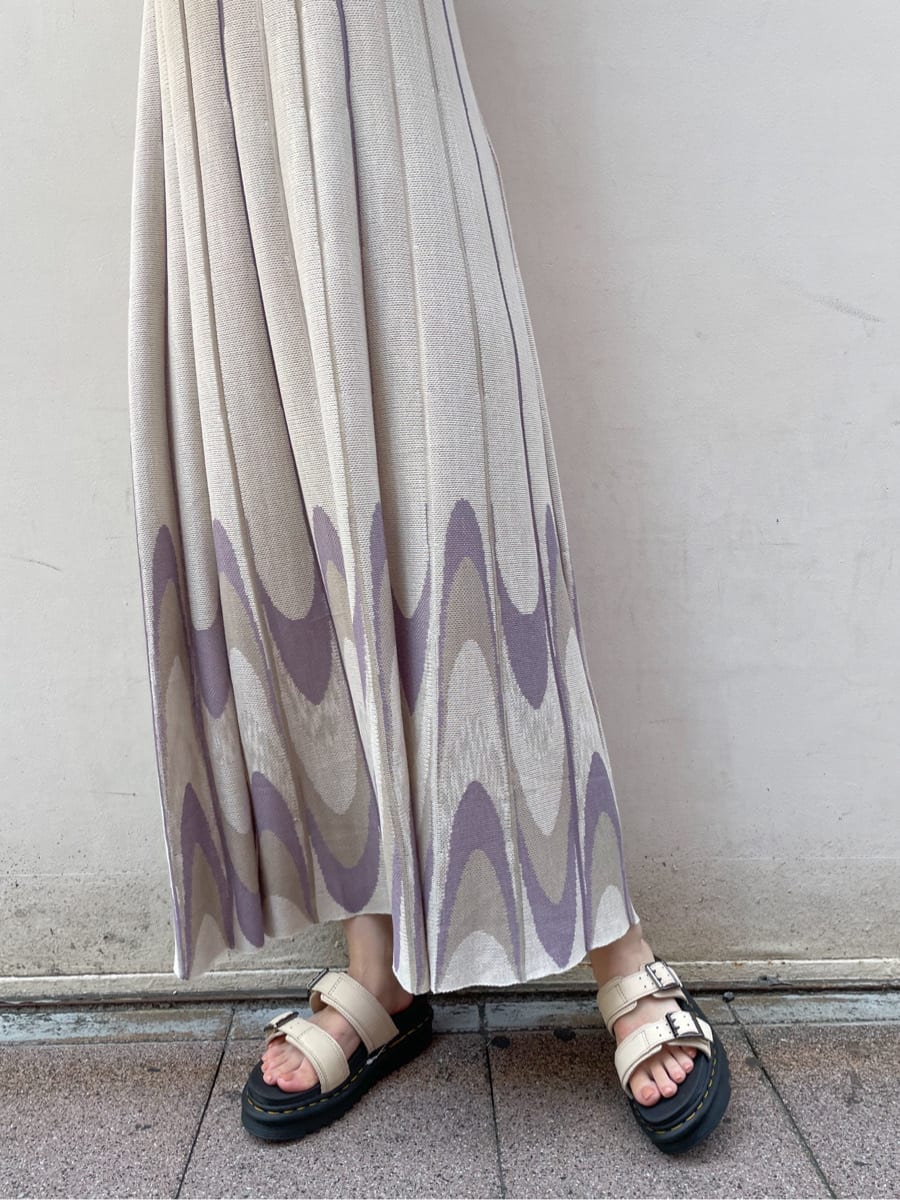 パープル系のワンピース、ピンク系のシャツ/ブラウスを着用したレディースの夏コーディネートの8枚目の写真