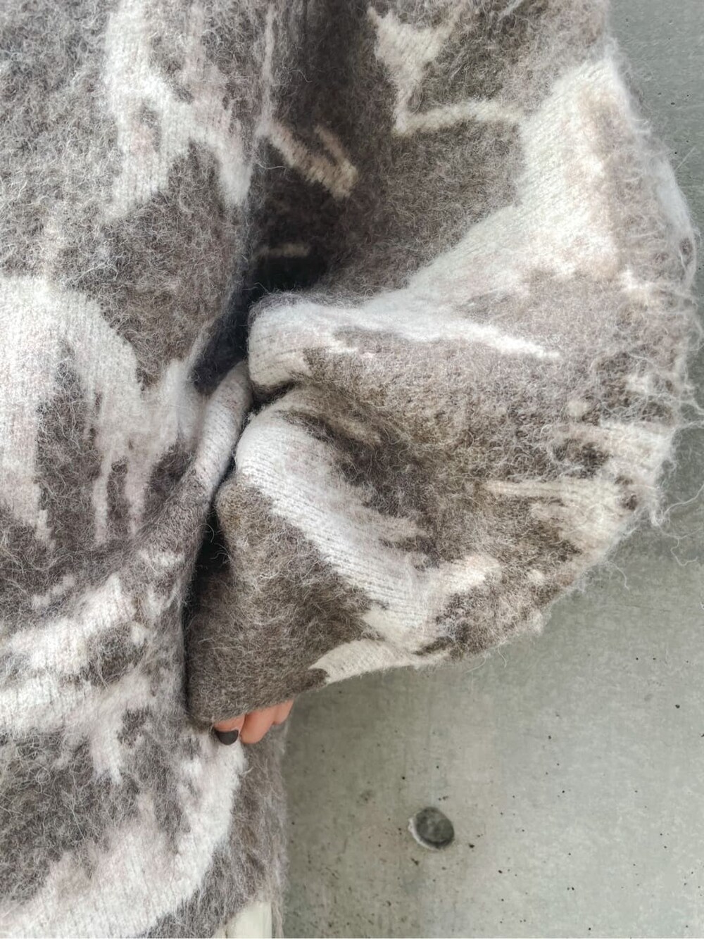 ブラック系のブーツ、ホワイト系のその他パンツ、ブラック系のハンドバッグを着用したレディースの秋コーディネートの6枚目の写真