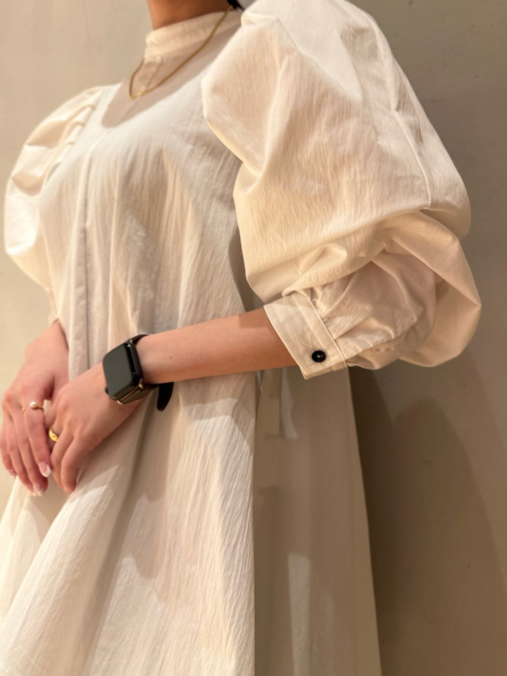 ブラック系のカーディガン/ボレロ、ホワイト系のシャツ/ブラウス、グリーン系のその他パンツを着用したレディースの冬コーディネートの4枚目の写真