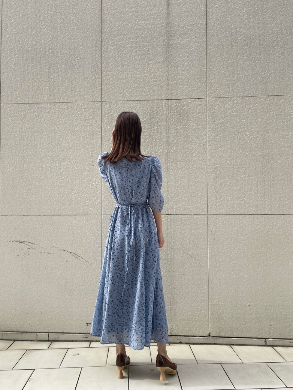 ホワイト系のその他アウター、パープル系のワンピース、ブラウン系のパンプスを着用したレディースの冬コーディネートの3枚目の写真