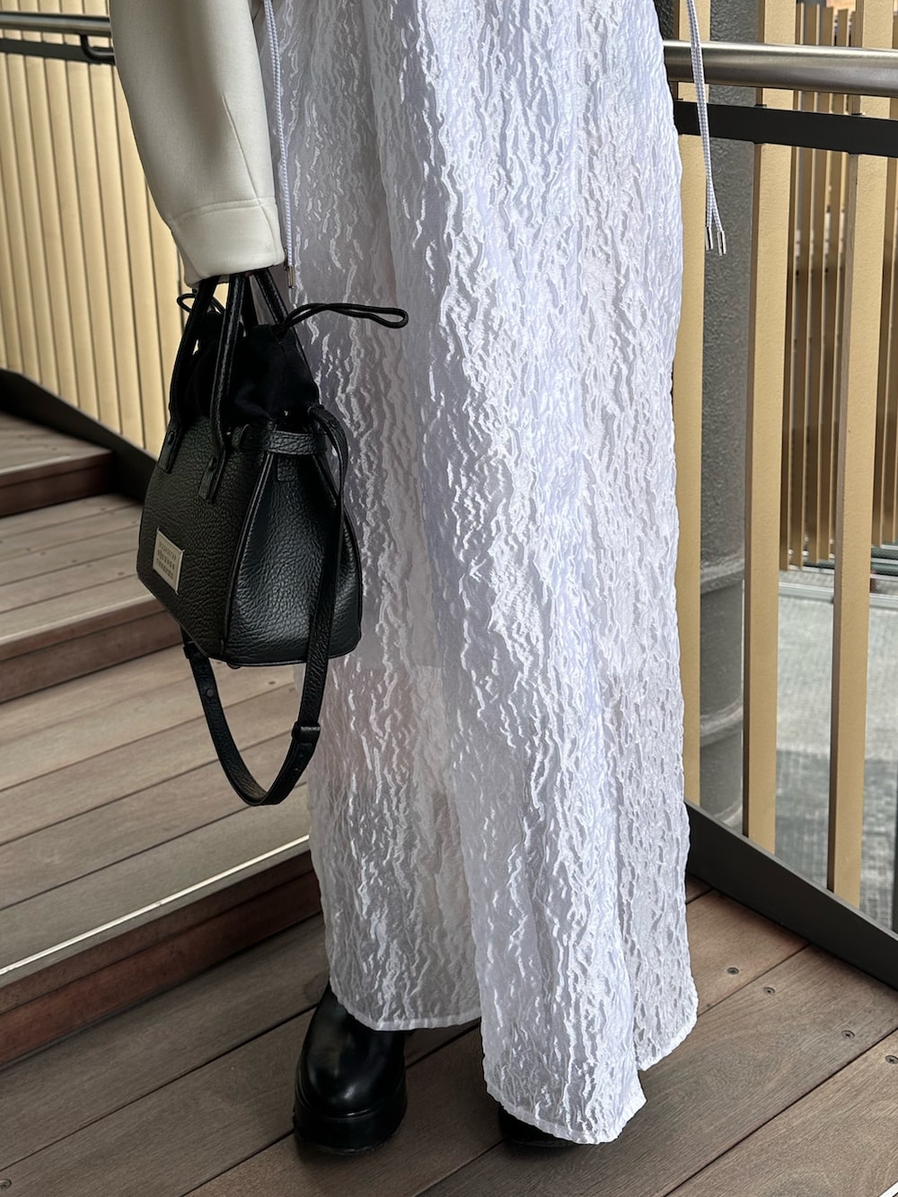 ホワイト系のワンピース、ホワイト系のスウェットを着用したレディースの秋コーディネートの8枚目の写真