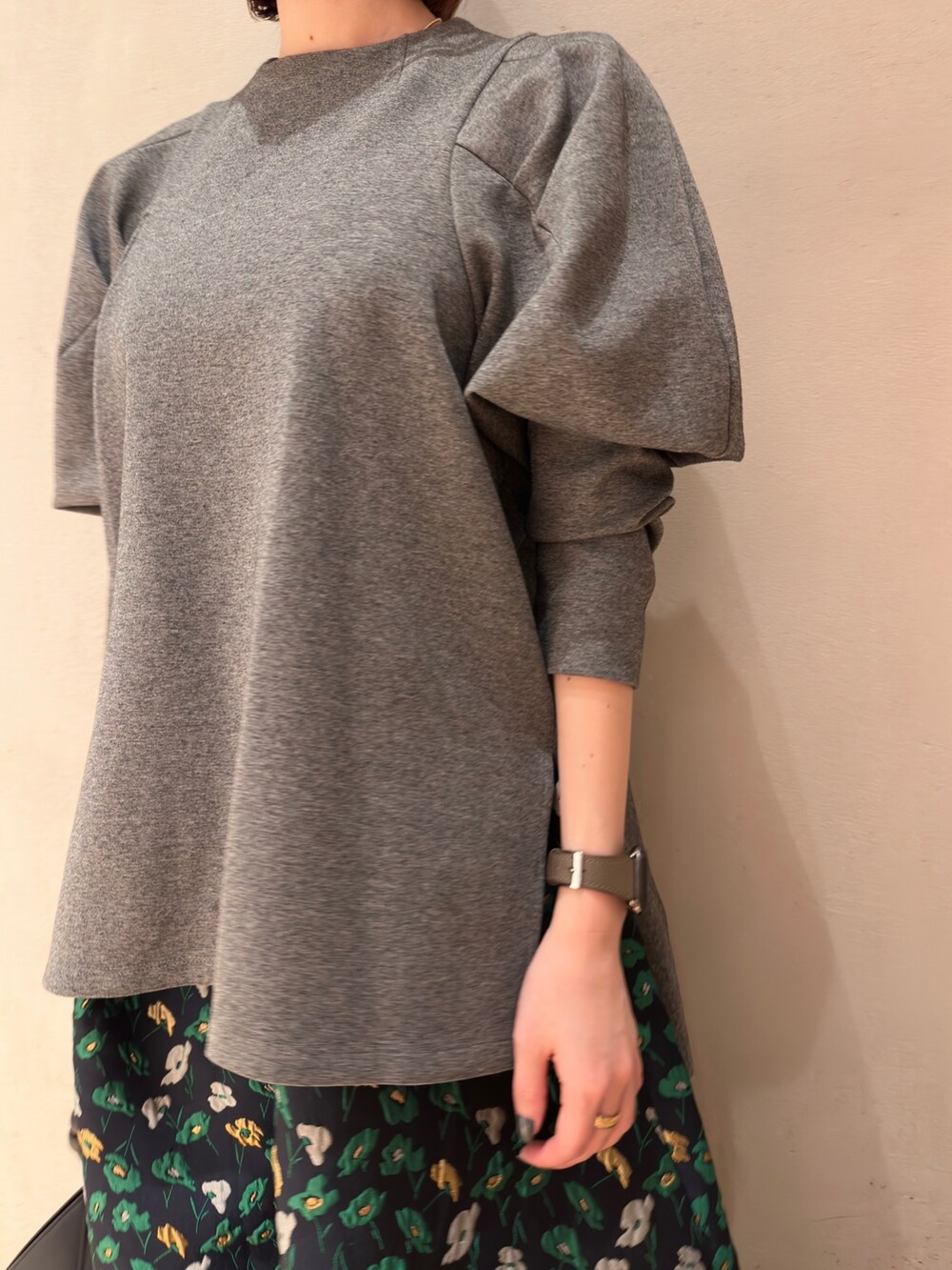 グレー系のTシャツ/カットソー、ブラック系のハンドバッグ、ブルー系のスカートを着用したレディースの春コーディネートの4枚目の写真