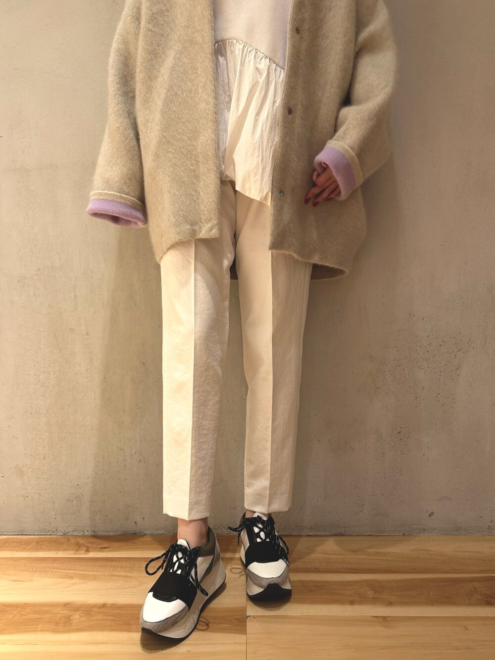 ホワイト系のTシャツ/カットソー、ホワイト系のノーカラージャケット、ホワイト系のその他パンツを着用したレディースの夏コーディネートの5枚目の写真