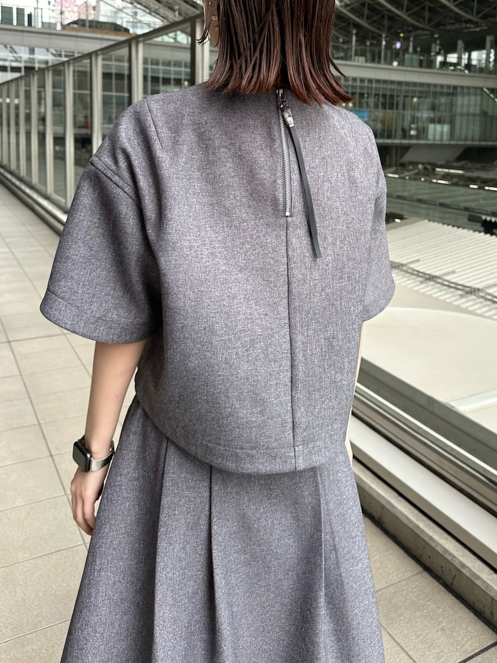 グレー系のシャツ/ブラウス、グレー系のスカートを着用したレディースの夏コーディネートの8枚目の写真