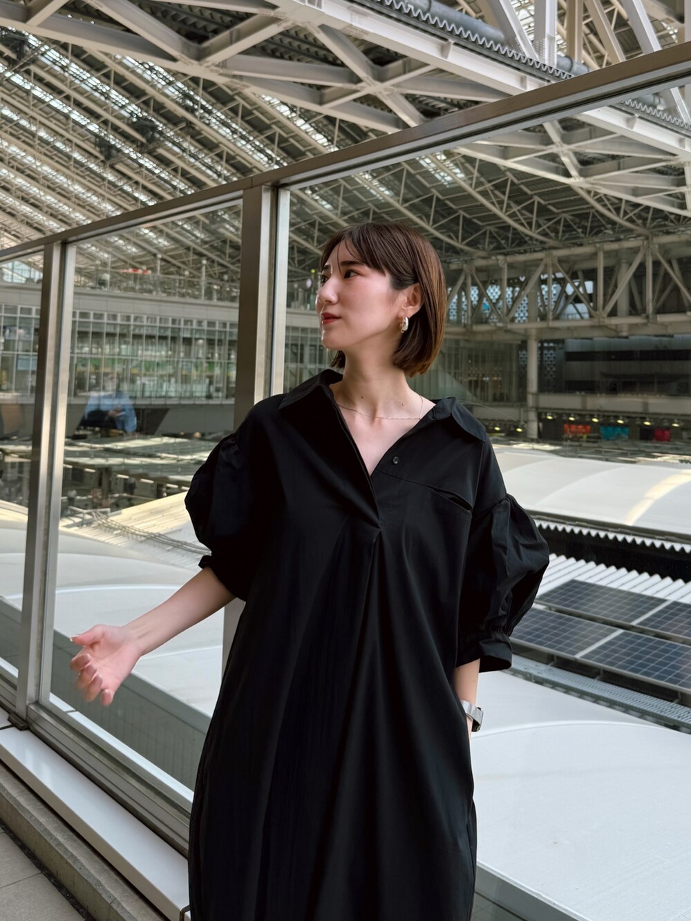 ブラック系のワンピース、ブラック系のサンダルを着用したレディースの夏コーディネートの4枚目の写真