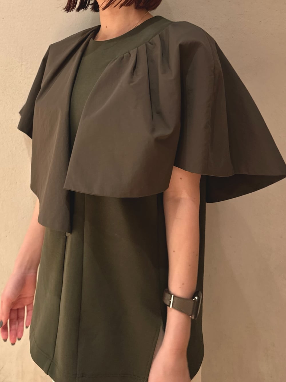 グリーン系のTシャツ/カットソー、ホワイト系のサンダル、ホワイト系のその他パンツを着用したレディースの春コーディネートの5枚目の写真