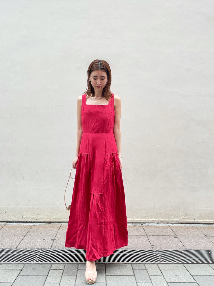 その他のパンプス、レッド系のワンピース、ベージュ系のテーラードジャケットを着用したレディースの春コーディネートの6枚目の写真