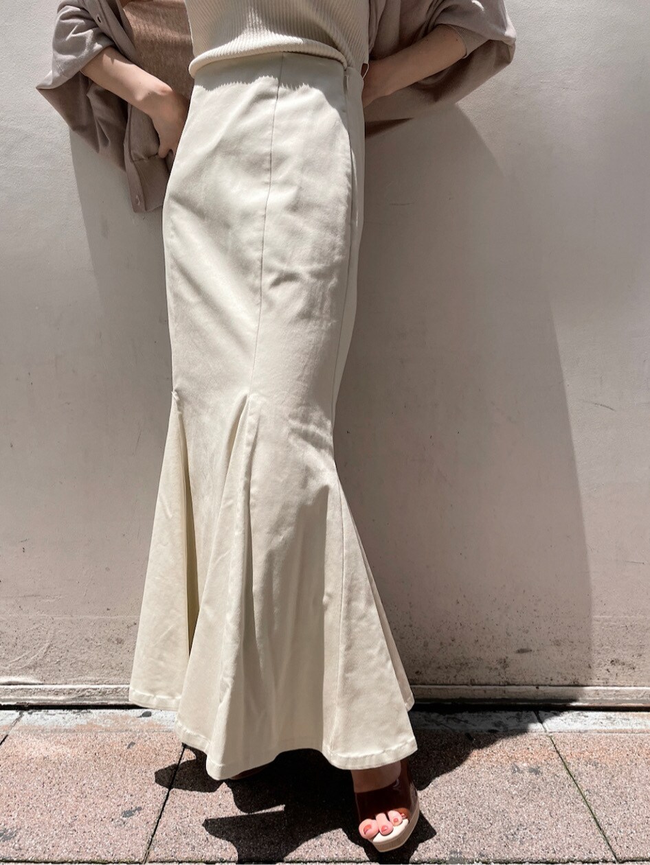 ブラウン系のパンプス、ホワイト系のスカート、ホワイト系のTシャツ/カットソーを着用したレディースの夏コーディネートの5枚目の写真