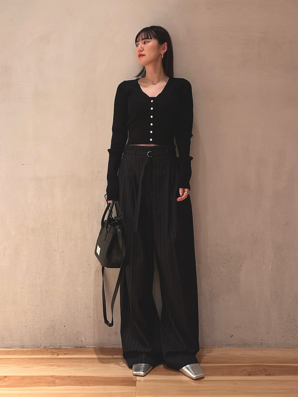 ブラック系のカーディガン/ボレロ、ブラック系のショルダーバッグ、ブルー系のその他パンツを着用したレディースの春コーディネートの3枚目の写真