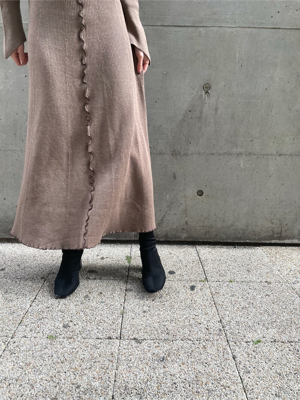 ベージュ系のワンピース、レッド系のパーカーを着用したレディースの冬コーディネートの4枚目の写真