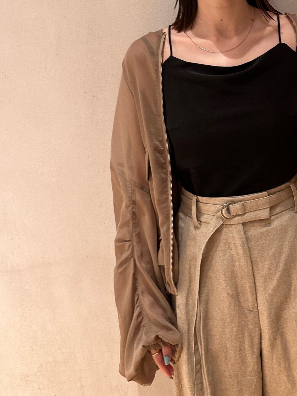 ベージュ系のその他パンツ、ベージュ系のノーカラージャケット、ブラック系のキャミソールを着用したレディースの春コーディネートの5枚目の写真